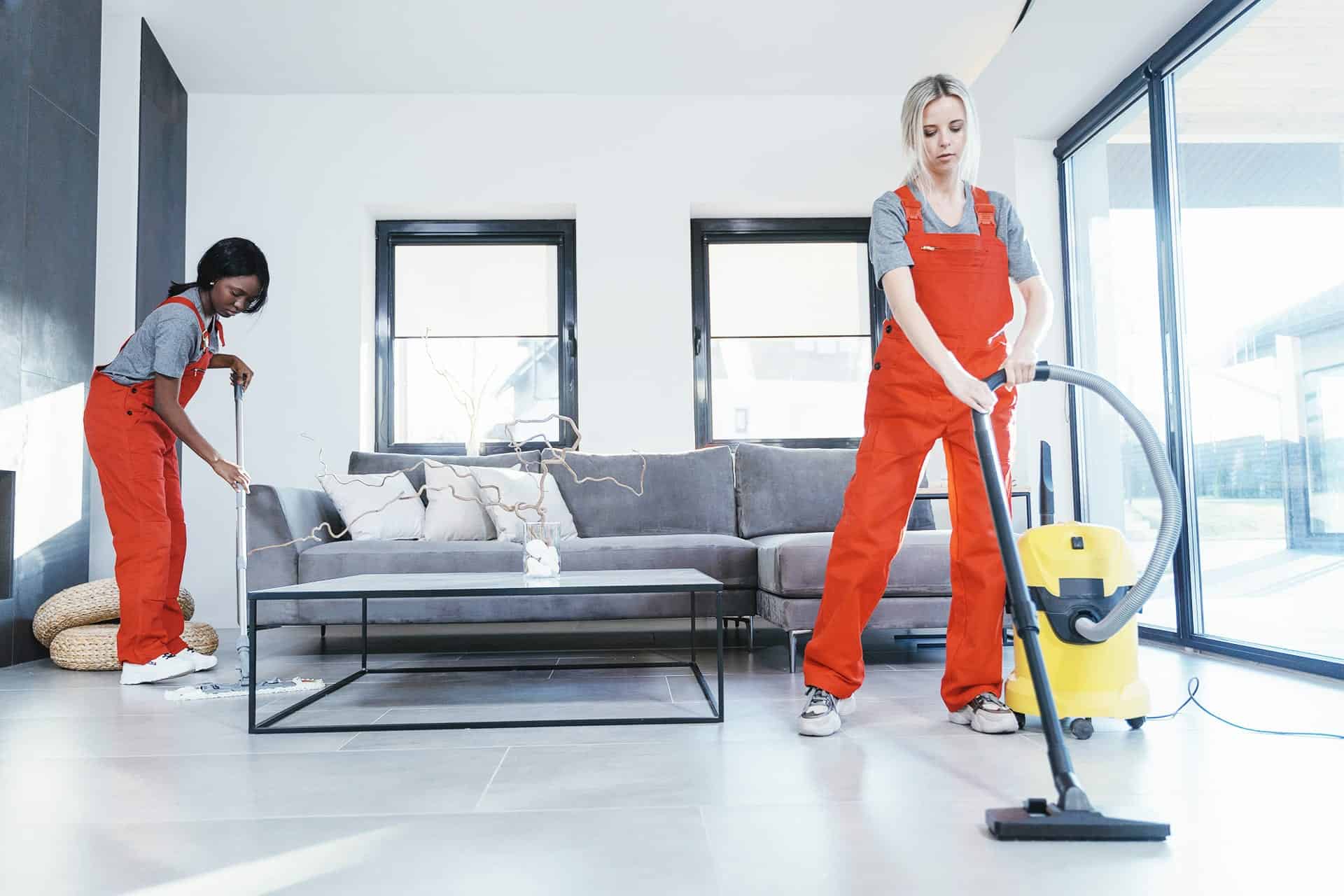 Deux femmes nettoyant un bureau commercial de manière professionnelle.